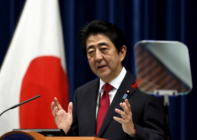 © Reuters. FILE PHOTO -  Japan's Prime Minister Abe speaks during a news conference at his official residence in Tokyo