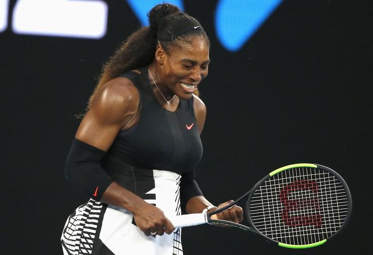© Reuters. Serena Williams gana el Abierto de Australia tras vencer a su hermana Venus