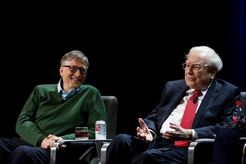 © Reuters. Buffett y Gates tienen esperanzas en EEUU tras asunción del cargo de Trump