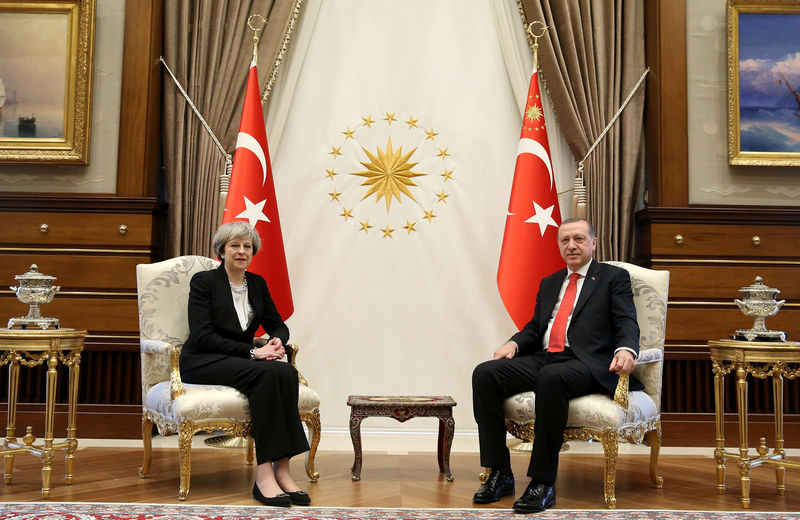 © Reuters. Turkish President Erdogan meets with Britain's Prime Minister May at the Presidential Palace in Ankara