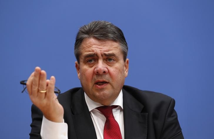 © Reuters. German Economy Minister Gabriel gives an economic outlook for 2017 in Berlin