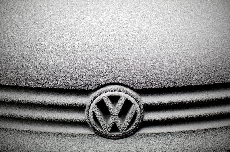 © Reuters. FILE PHOTO - Frost covers the grille and emblem of a Volkswagen car in Warsaw