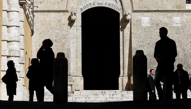 © Reuters. FILE PHOTO: The main entrance of the Monte dei Paschi bank headquarters is seen in Siena