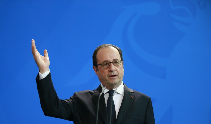 © Reuters. Europa debería responder firmemente a Trump sobre el Brexit, dice Hollande