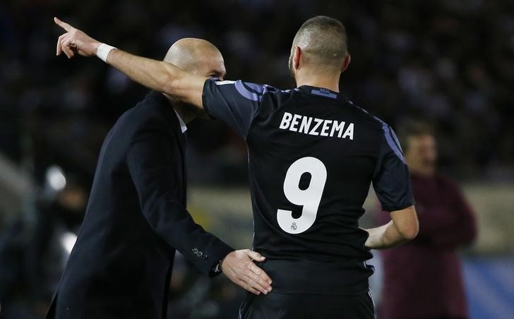 © Reuters. No hay un trato especial para Benzema, dice Zidane