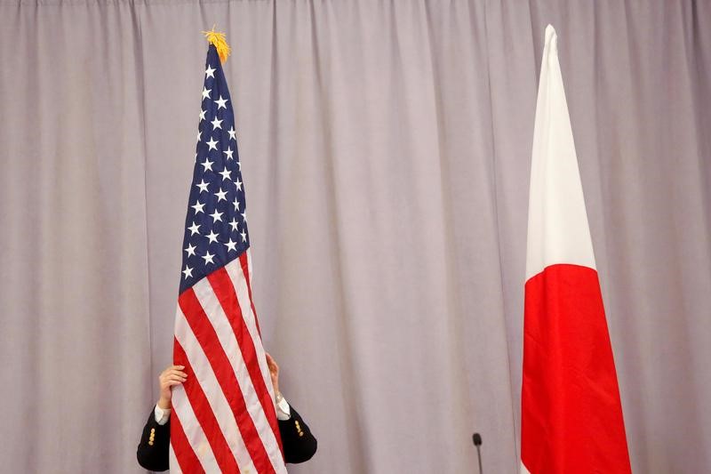 © Reuters. البيت الأبيض: ترامب يبلغ آبي بالتزام واشنطن بأمن اليابان