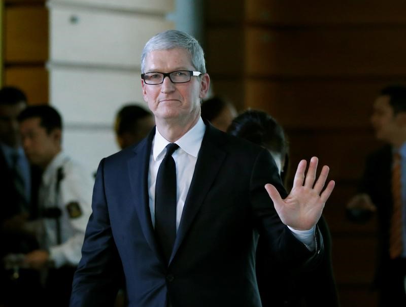 © Reuters. Apple Inc CEO Tim Cook waves after meeting with Japan's PM Abe at Abe's official residence in Tokyo