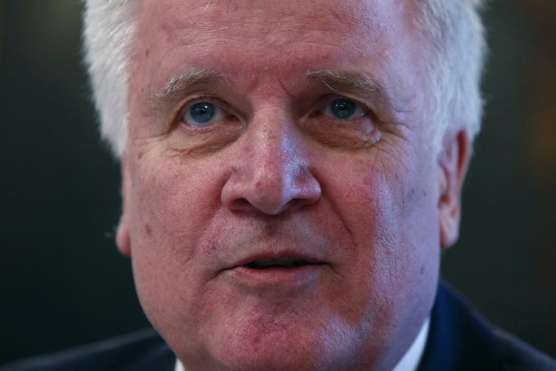 © Reuters. Bavarian state premier and leader of the Christian Social Union (CSU) Horst Seehofer attends a CSU Party meeting at Kloster Seeon