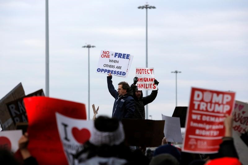 © Reuters. الاتحاد الأمريكي للحريات المدنية يقيم دعوى لمنع ترحيل العالقين في مطارات أمريكا