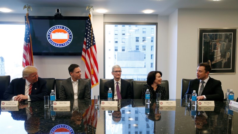 © Reuters. U.S. President-elect Donald Trump sits with PayPal co-founder and Facebook board member Peter Thiel, Apple Inc CEO Tim Cook, Oracle CEO Safra Catz and Tesla Chief Executive Elon Musk during a meeting with technology leaders at Trump Tower in New York