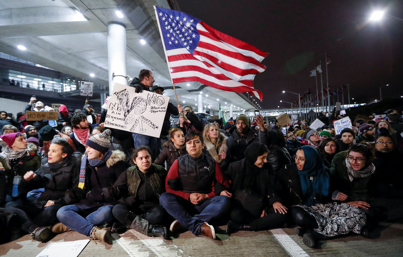 © Reuters. People gather to protest against the travel ban imposed by U.S. President Donald Trump's executive order, at O'Hare airport
