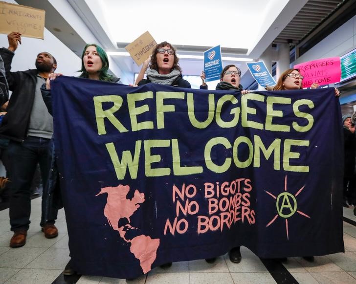 © Reuters. People gather at O'Hare airport to protest against the travel ban imposed by U.S. President Trump's executive order