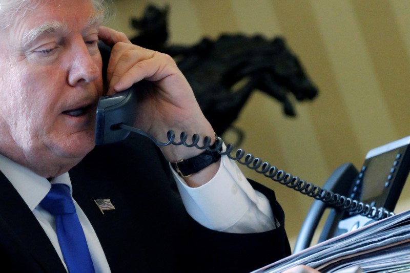 © Reuters. Trump y Putin conversan por teléfono sobre cooperación en Siria