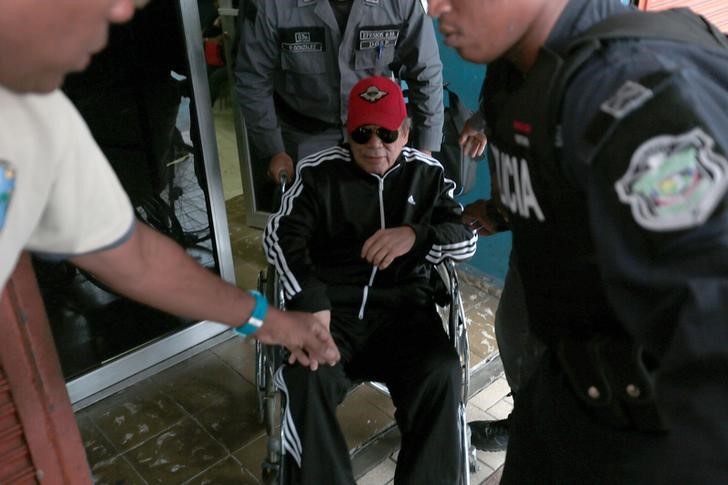 © Reuters. El exdictador panameño Manuel Noriega sale de prisión para ser operado
