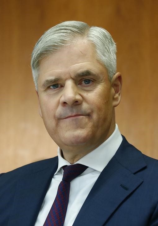 © Reuters. Dombret member of the board of the Deutsche Bundesbank speaks during news conference in Frankfurt