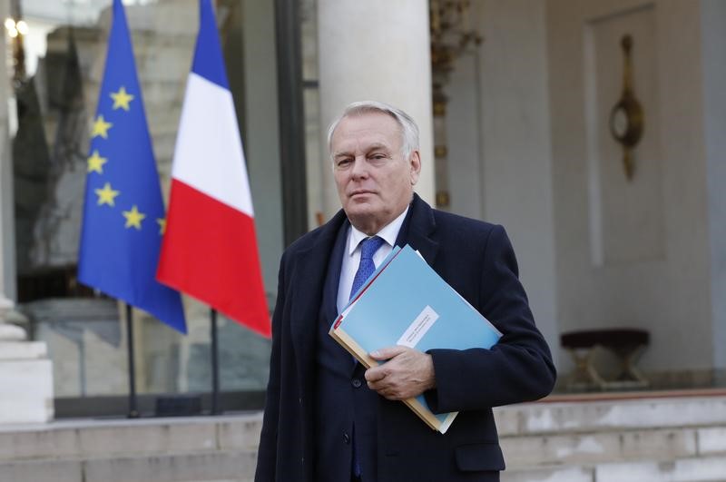 © Reuters. وزير الخارجية الفرنسي يقول إن قبول اللاجئين "واجب"