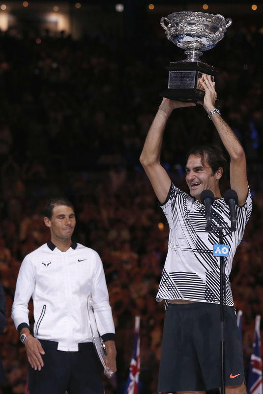 © Reuters. Federer supera a Rafa Nadal y gana el Abierto de Australia