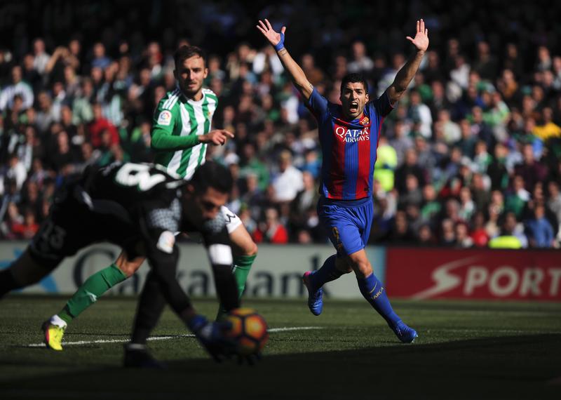 © Reuters. Suárez empata para el Barcelona tras polémica en línea de gol contra el Betis