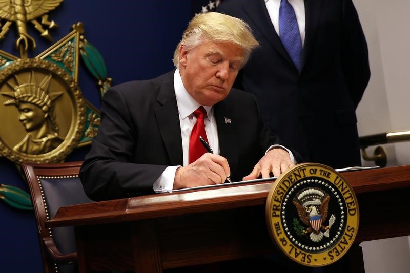 © Reuters. LEVÉE DE BOUCLIERS CONTRE LE DÉCRET TRUMP SUR L'IMMIGRATION