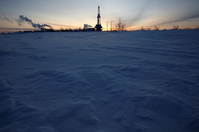 © Reuters. FILE PHOTO: General view shows drilling rig at Lukoil company owned Imilorskoye oil field outside West Siberian city of Kogalym