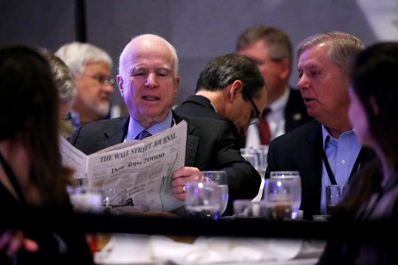 © Reuters. McCain and Graham chat before President Donald Trump arrives to speak at a congressional Republican retreat in Philadelphia