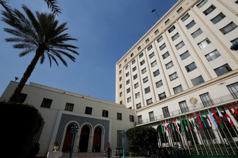 © Reuters. الجامعة العربية تنتقد القيود الأمريكية بمنع مواطني دول عربية من دخول أراضيها