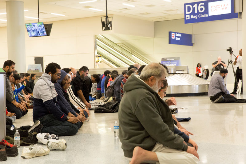 © Reuters. People gather to protest against the travel ban imposed by U.S. President Donald Trump's executive order, at Dallas/Fort Worth International Airport