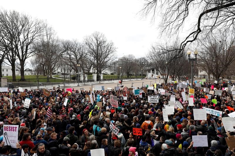 © Reuters. Activists gather outside the White House to protest President Donald Trump's executive actions on Immigration