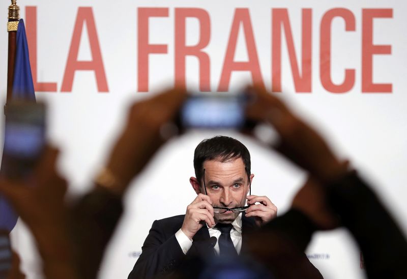 © Reuters. Los socialistas eligen a Hamon como candidato a la presidencia de Francia