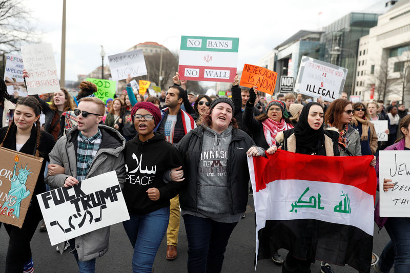 © Reuters. Activists march to the US Capitol to protest President Donald Trump's executive actions on immigration