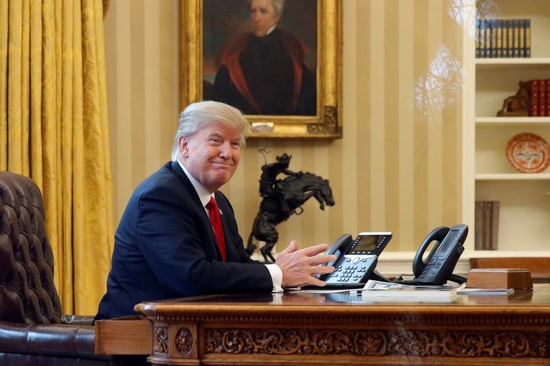 © Reuters. U.S. President Donald Trump waits to speak by phone with the Saudi Arabia's King Salman in the Oval Office at the White House in Washington