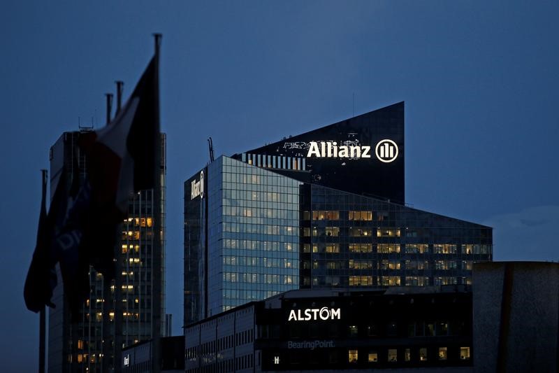 © Reuters. The logo of insurer Allianz SE is seen on the company tower at La Defense business and financial district in Courbevoie