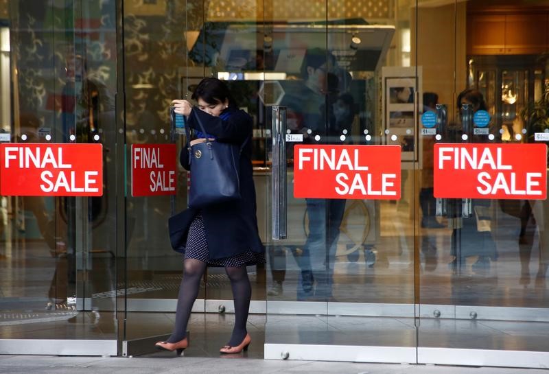 © Reuters. A woman walks out of a shopping mall in Tokyo