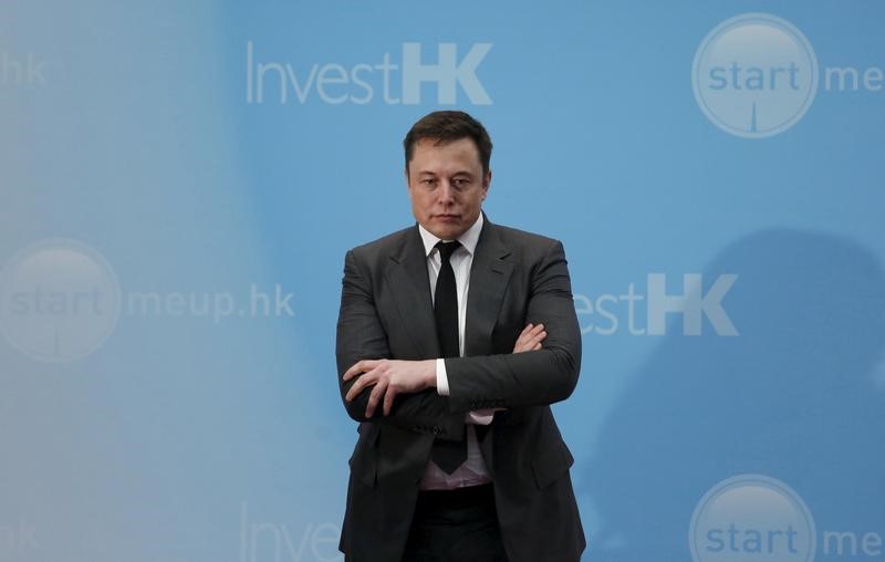 © Reuters. Tesla Chief Executive Elon Musk stands on the podium as he attends a forum on startups in Hong Kong