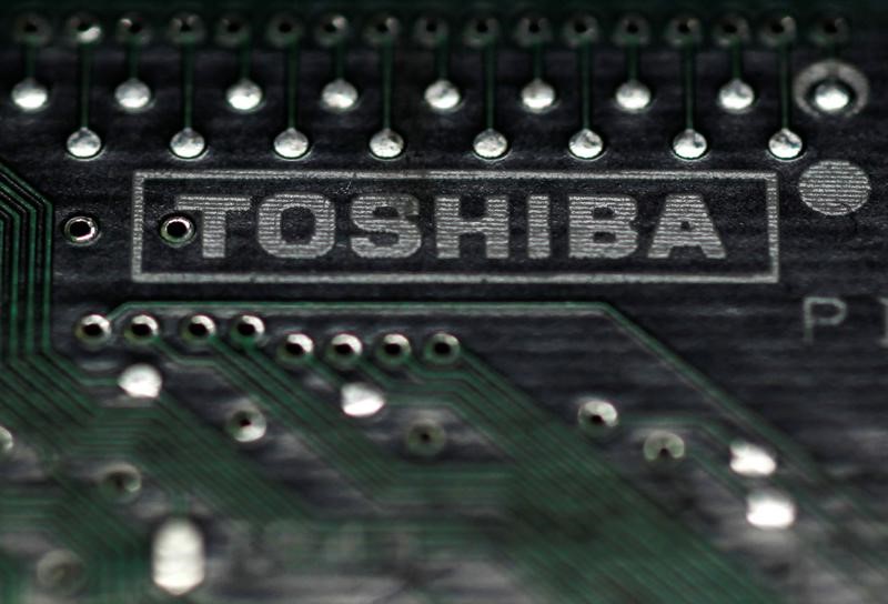 © Reuters. FILE PHOTO- A logo of Toshiba is seen on a printed circuit board in this photo illustration taken in Tokyo