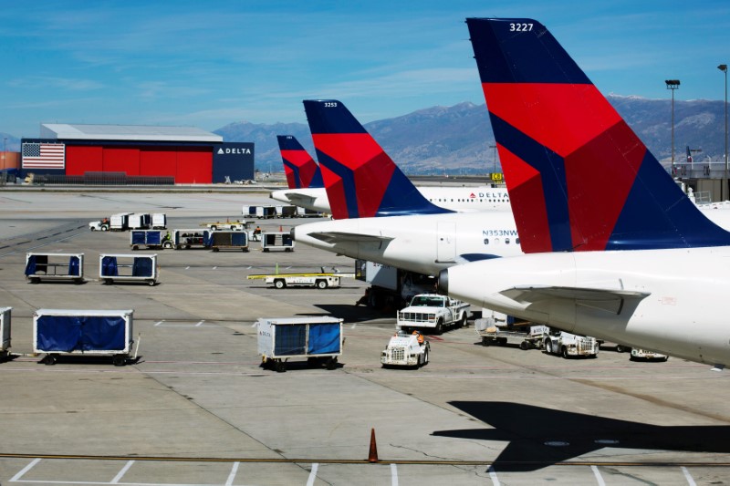 © Reuters. Delta planes line up at their gates while on the tarmac of Salt Lake City International Airport in Utah