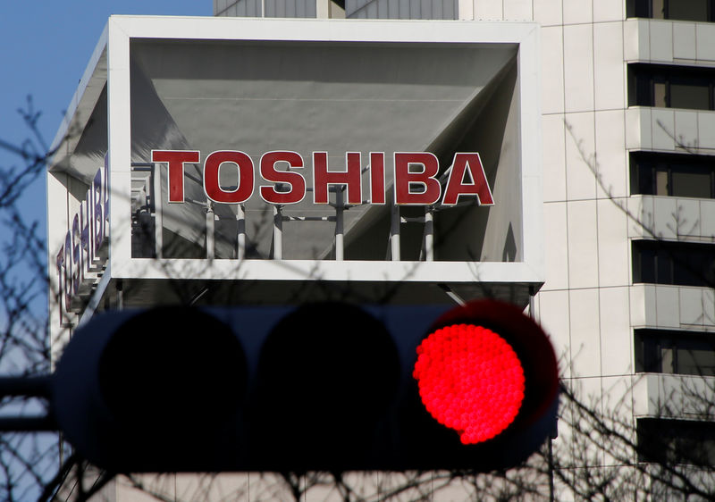© Reuters. Logo of Toshiba Corp is seen behind a traffic signal at its headquarters in Tokyo