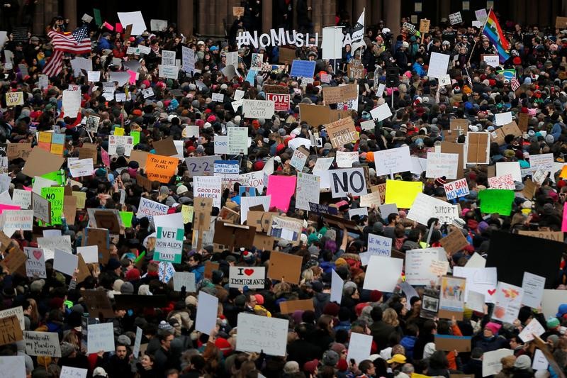 © Reuters. احتجاجات في مدن أمريكية على قرار ترامب بشأن الهجرة
