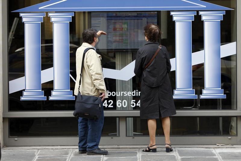 © Reuters. LES BOURSES EUROPÉENNES OUVRENT DANS LE ROUGE