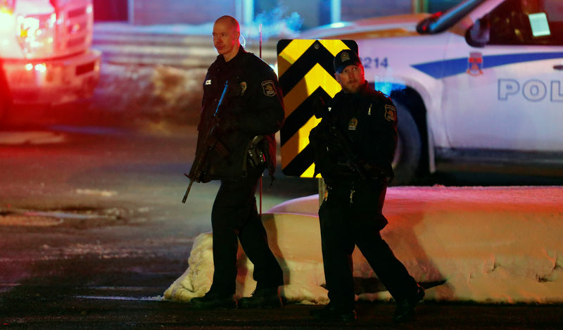 © Reuters. Policiais vistos durante patrulha após ataque a tiros em mesquita na Cidade de Quebec, Canadá