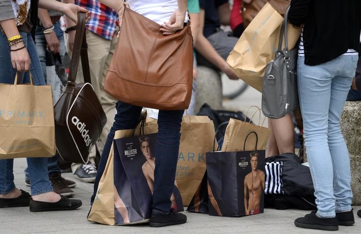 © Reuters. File photo of shoppers resting with their purchases in downtown Hanover