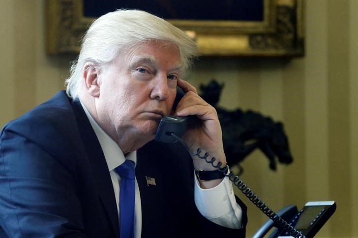 © Reuters. Presidente dos EUA, Donald Trump, durante telefonema com presidente russo, Vladimir Putin, na Casa Branca