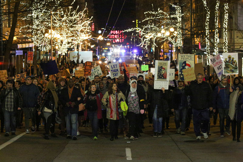 © Reuters. Manifestantes durante protesto em Seattle contra decreto do presidente dos EUA, Donald Trump, sobre imigração