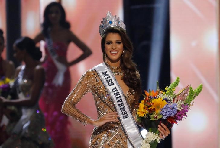 © Reuters. Miss Universo Iris Mittenaere após premiação em Manila