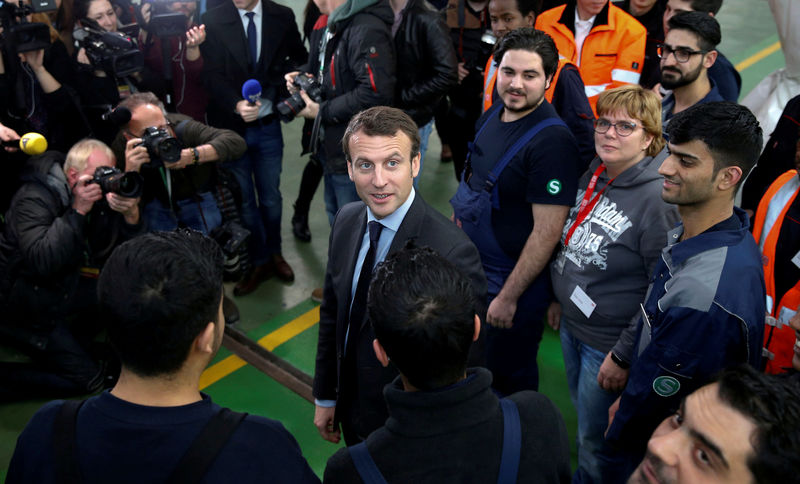 © Reuters. La candidatura de Macron en Francia gana fuerza por la izquierda y por la derecha