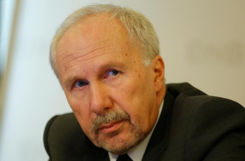 © Reuters. ECB Governing Council member Nowotny addresses a news conference in Vienna