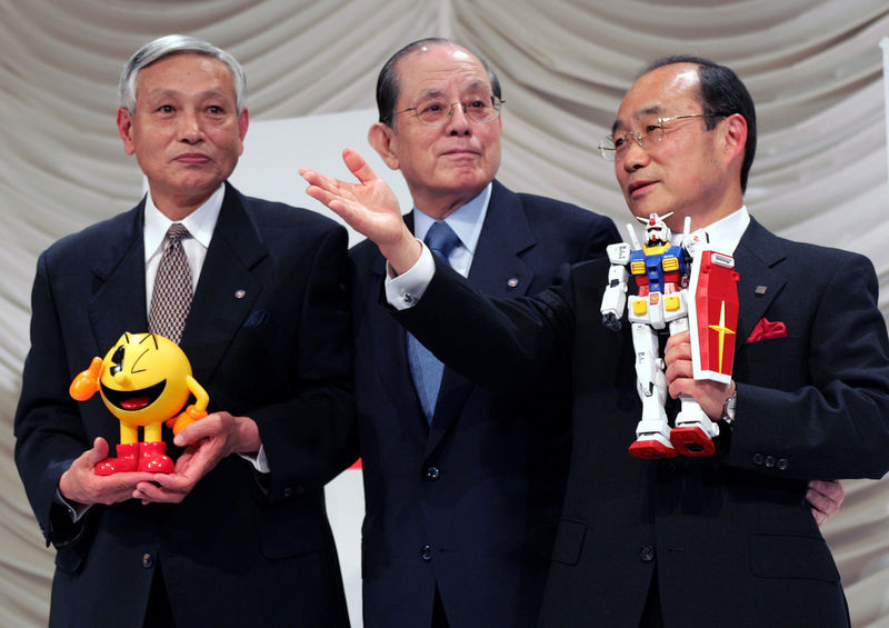 © Reuters. Masaya Nakamura (centro) durante evento da Bandai Namco Holdings em Tóquio