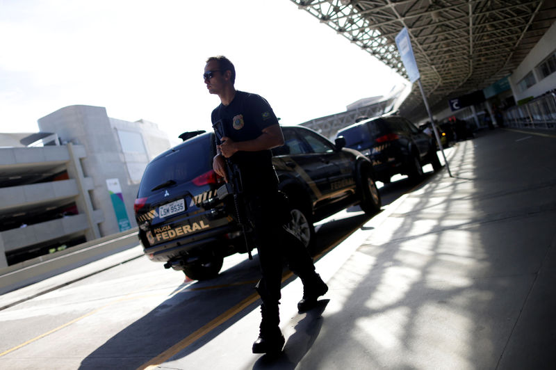 © Reuters. Agente da Polícia Federal aguarda desembarque de Eike Batista no Rio de Janeiro