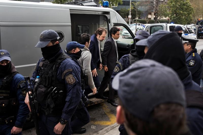 © Reuters. الجنود الأتراك اللاجئون في اليونان يستأنفون قرار استمرار احتجازهم