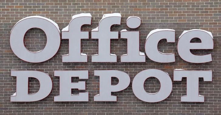 © Reuters. The sign of an Office Depot supplies store is seen in the Chicago suburb of Evanston